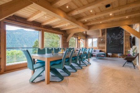 Photographe chalets de luxe en Haute Savoie : une salle à manger dans les chalets Bovard
