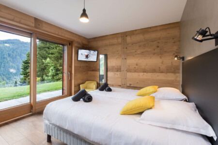 Photographe chalets de luxe en Haute Savoie : une chambre en rez-de-jardin dans les chalets Bovard