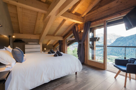 Photographe chalets de luxe en Haute Savoie : une chambre en étage dans les chalets Bovard