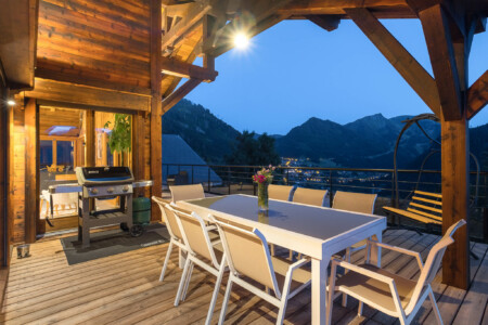 Photographe Chalets De Luxe En Haute Savoie : Terrasse Des Chalets Bovard Par Une Belle Lumière Du Soir