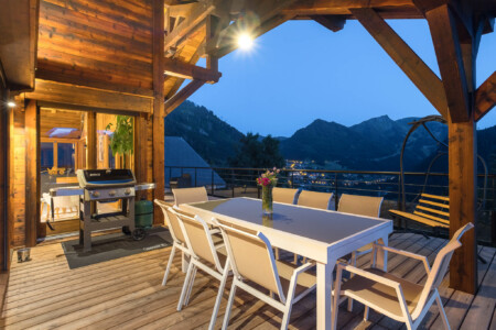 Photographe chalets de luxe en Haute Savoie : terrasse des chalets Bovard par une belle lumière du soir
