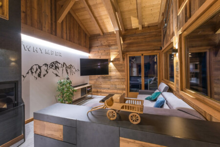 Photographe chalets de luxe en Haute Savoie : un salon le soir dans les chalets Bovard