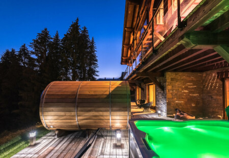 Photographe chalets de luxe en Haute Savoie : une terrasse à l'heure bleue, le soir dans les chalets Bovard