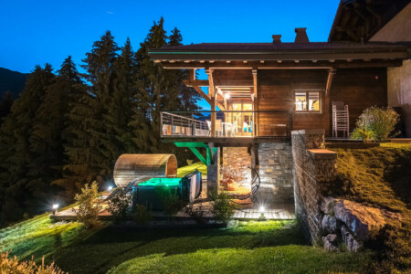 Photographe chalets de luxe en Haute Savoie : un des chalets Bovard à l'heure bleue, le soir