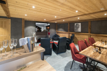 Photographe chalets de luxe en Haute Savoie : un bar dans les chalets Bovard