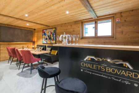 Photographe chalets de luxe en Haute Savoie : une salle de cinéma dans les chalets Bovard