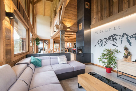 Photographe chalets de luxe en Haute Savoie : un salon lumineux dans les chalets Bovard