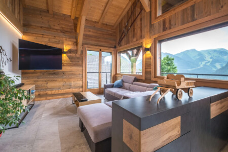 Photographe chalets de luxe en Haute Savoie : un salon avec vue dans les chalets Bovard