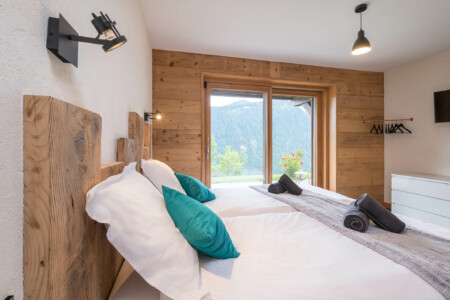 Photographe chalets de luxe en Haute Savoie : une chambre en rez-de-jardin dans les chalets Bovard