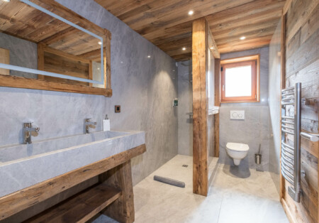 Photographe chalets de luxe en Haute Savoie : salle de bain avec douche dans les chalets Bovard