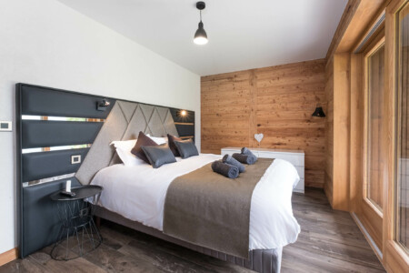 Photographe chalets de luxe en Haute Savoie : une chambre en rez-de-jardin dans les chalets Bovard