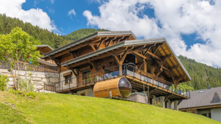 Photographe chalets de luxe en Haute Savoie : les chalets Bovard, vue depuis le jardin