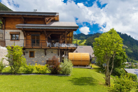 Photographe chalets de luxe en Haute Savoie : les chalets Bovard, sauna extérieur