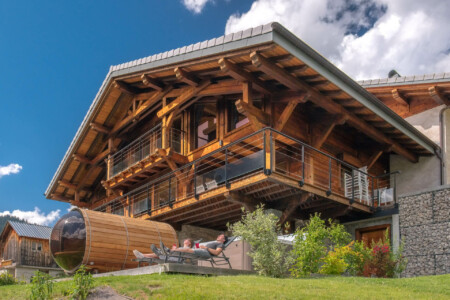 Photographe chalets de luxe en Haute Savoie : vue ensoleillée sur un des chalets Bovard