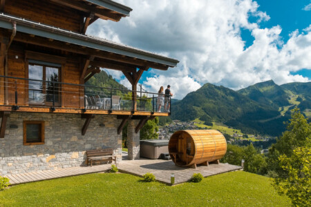 Photographe chalets de luxe en Haute Savoie : les chalets Bovard, vue sur les montagnes depuis la terrasse