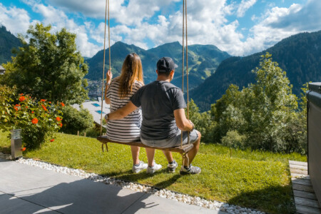 Photographe chalets de luxe en Haute Savoie : les chalets Bovard, vue sur les montagnes depuis la balançoire