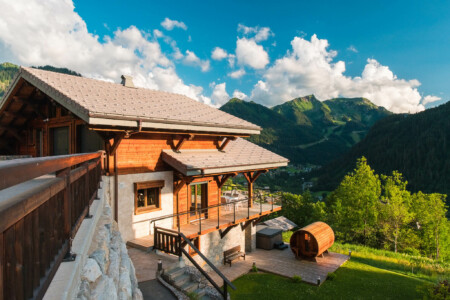 Photographe chalets de luxe en Haute Savoie : les chalets Bovard par une belle lumière du soir