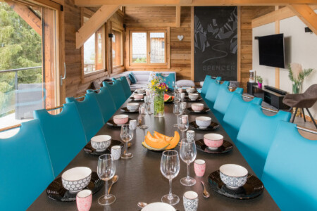 Photographe chalets de luxe en Haute Savoie : une salle à manger dressée dans les chalets Bovard