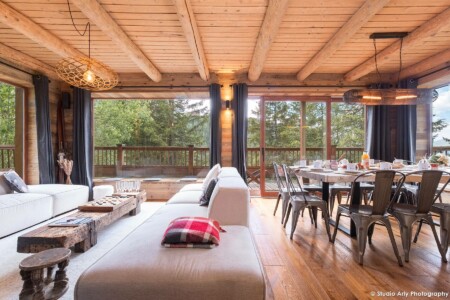 Photographe de chalet en Tarentaise : vue large du salon salle à manger