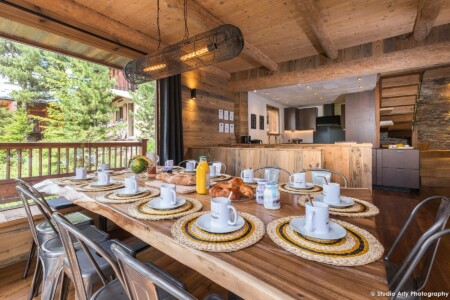 Photographe de chalet en Tarentaise : la salle à manger et cuisine