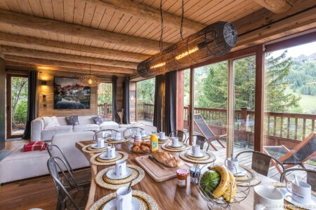 Photographe de chalet en Tarentaise : la salle à manger salon