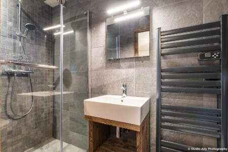 Photographe de chalet en Tarentaise : une salle de bain