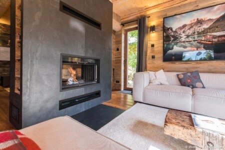 Photographe de chalet en Tarentaise : coin salon cheminée