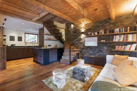Photographe de chalet en Tarentaise : coin salon cuisine