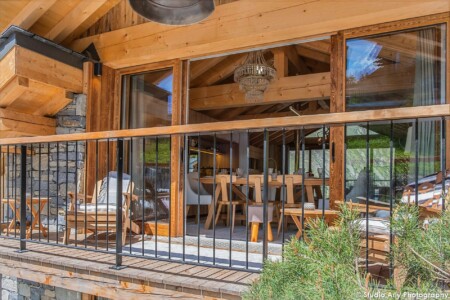 Photographe chalet de luxe dans les Alpes : balcon côté rue