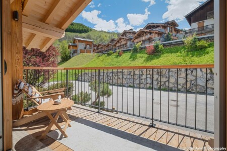 Photographe chalet de luxe dans les Alpes : balcon côté rue