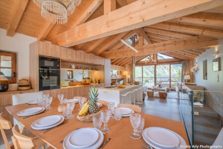 Photographe chalet de luxe dans les Alpes : la salle à manger