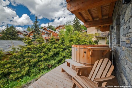 Photographe chalet de luxe dans les Alpes : petite terrasse d'une chambre avec bain nordique