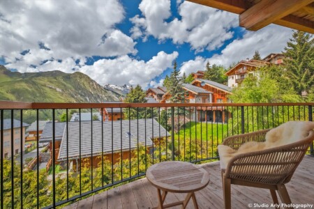 Photographe chalet de luxe dans les Alpes : petite terrasse d'une chambre