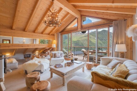 Photographe chalet de luxe dans les Alpes : le salon et sa grande baie vitrée