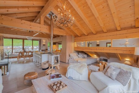 Photographe chalet de luxe dans les Alpes : le salon et son poêle