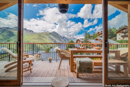 Photographe chalet de luxe dans les Alpes : grande terrasse avec vue montagne