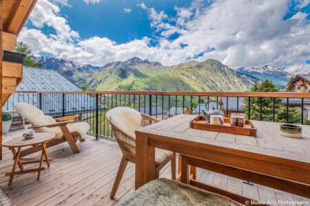 Photographe chalet de luxe dans les Alpes : grande terrasse avec vue montagne