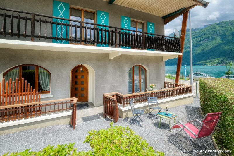 Photographe immobilier au lac d'Annecy : extérieur de la maison face au lac