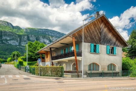 Photographe immobilier au lac d'Annecy : extérieur de la maison dos au massif des Bauges