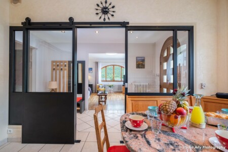 Photographe immobilier au lac d'Annecy : la cuisine et sa baie vitrée style industriel