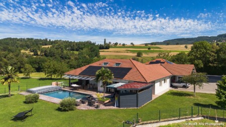Photographe immobilier dans l’avant-pays savoyard : vue drone coin barbecue