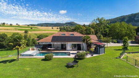 Photographe immobilier dans l’avant-pays savoyard : vue drone façade