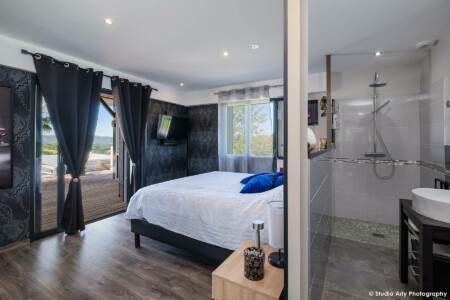 Photographe immobilier dans l’avant-pays savoyard : master bedroom et sa salle de bain