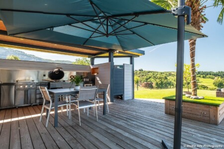 Photographe immobilier dans l’avant-pays savoyard : vue depuis l'espace barbecue