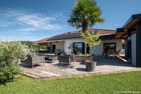 Photographe immobilier dans l’avant-pays savoyard : vue depuis le jardin