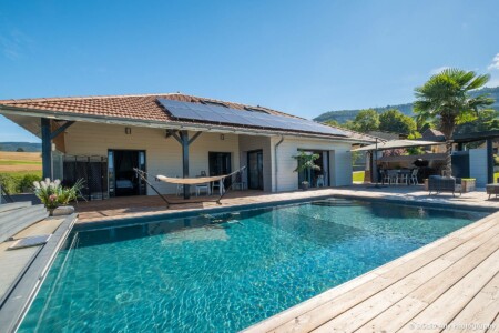 Photographe immobilier dans l’avant-pays savoyard : vue depuis la piscine