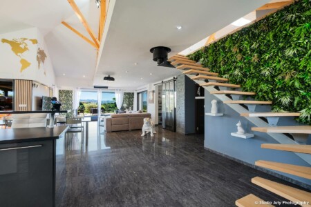 Photographe immobilier dans l’avant-pays savoyard : vue au pied de l'escalier