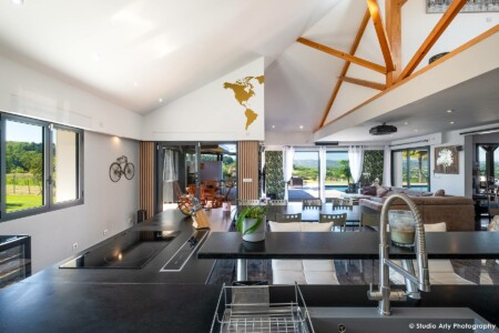 Photographe immobilier dans l’avant-pays savoyard : vue depuis la cuisine