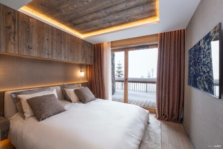 Photographie immobilière à Courchevel : chambre d'un appartement dans la résidence le Manej