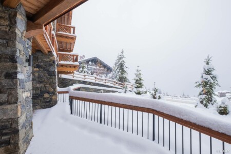 Photographie immobilière à Courchevel : résidence le Manej : balcon d'un appartement sous la neige